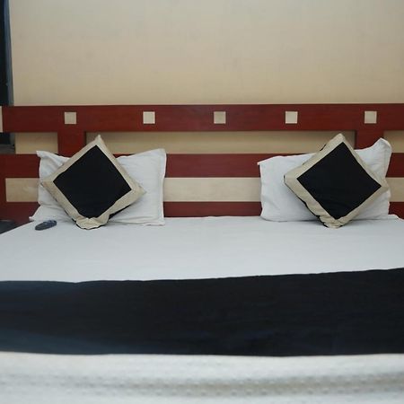 Hotel Nirmal Palace กานปูร์ ภายนอก รูปภาพ