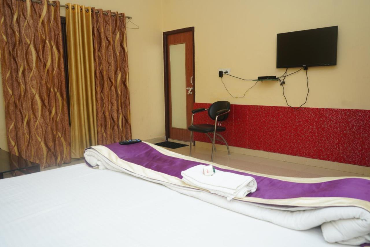 Hotel Nirmal Palace กานปูร์ ภายนอก รูปภาพ