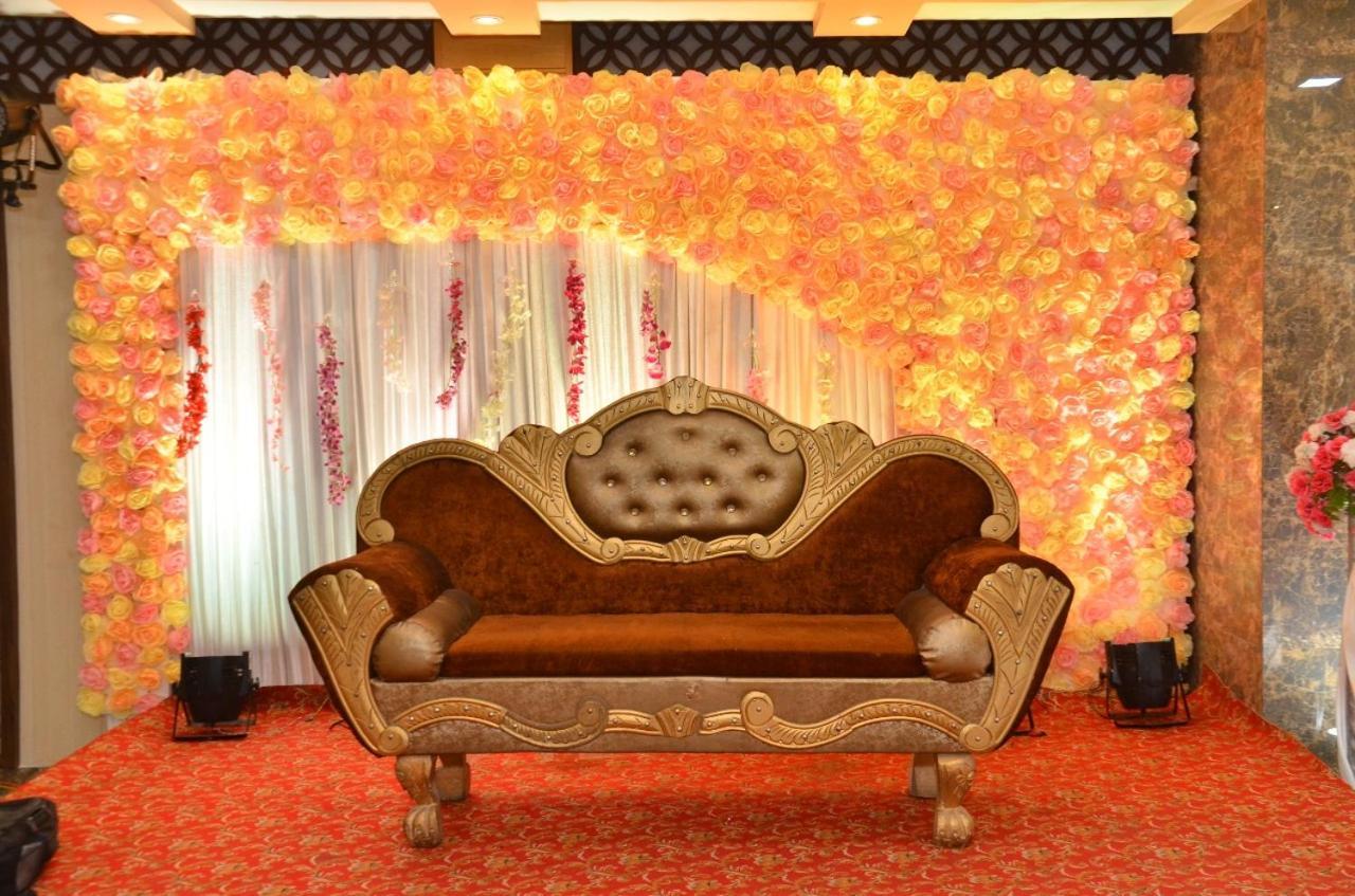 Hotel Nirmal Palace กานปูร์ ภายนอก รูปภาพ