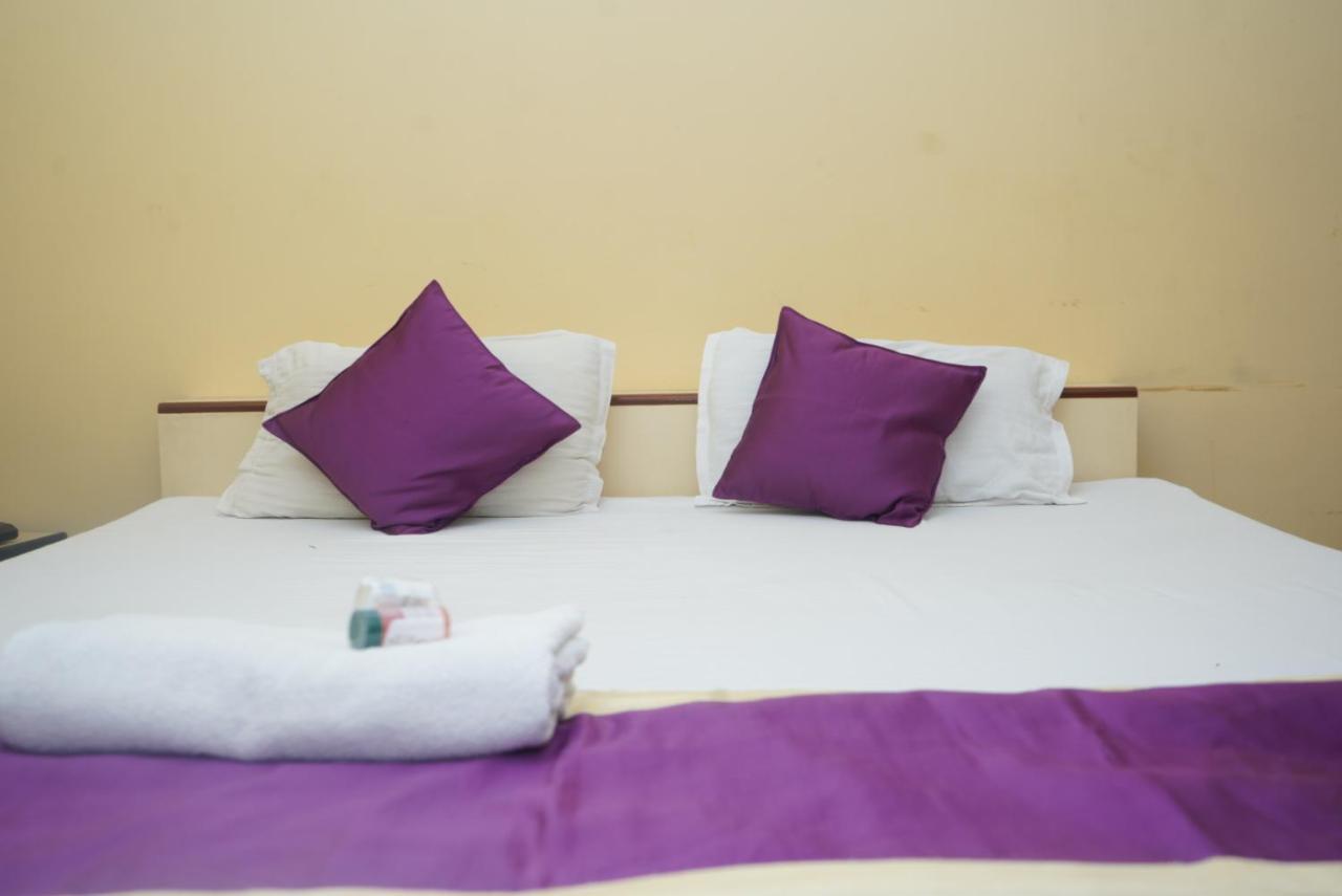 Hotel Nirmal Palace กานปูร์ ภายนอก รูปภาพ
