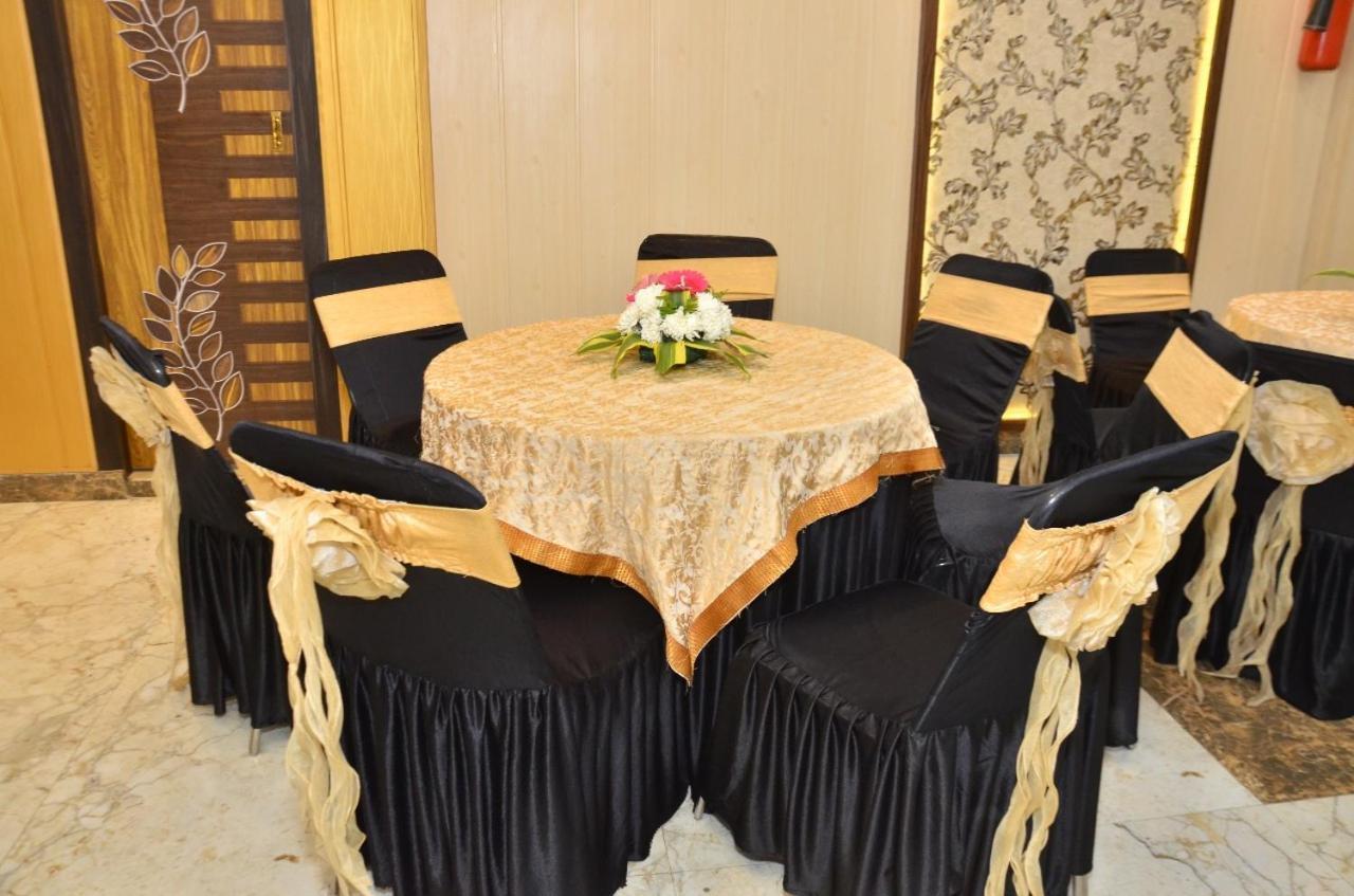 Hotel Nirmal Palace กานปูร์ ภายนอก รูปภาพ